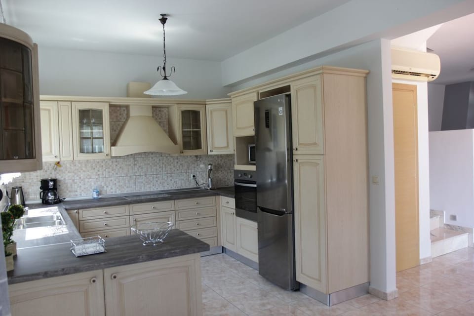 Elite Villa | Private kitchen | Fridge, oven, stovetop, coffee/tea maker