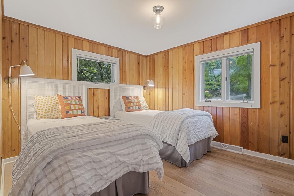 Bedroom Two w/ Two Twins (Roadside Cottage)