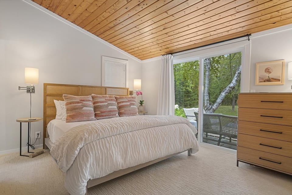 Primary Bedroom w/ King Bed (Lakeside Cottage)
