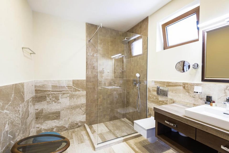 Deluxe Quadruple Room | Bathroom | Shower, free toiletries, hair dryer, slippers