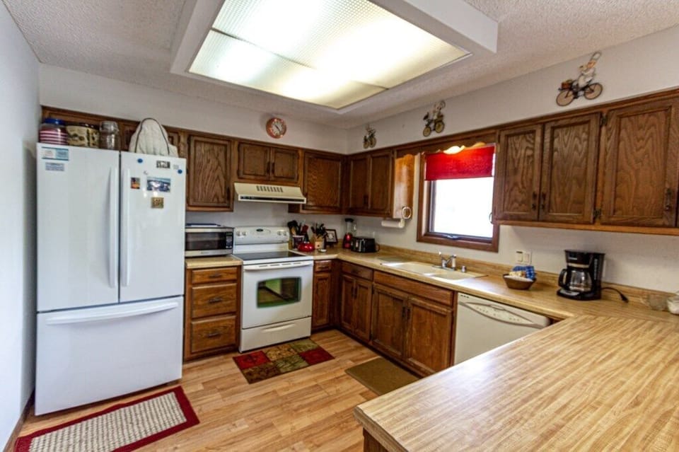 Kitchenwithsmoothcooktopandsidebysidefridge