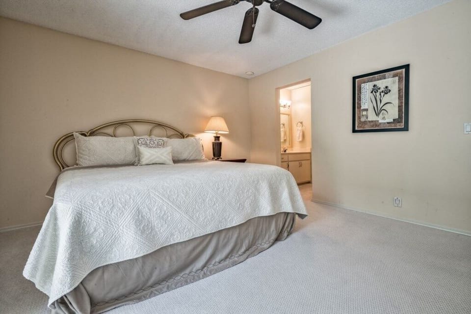 MasterBedroomwithkingbed