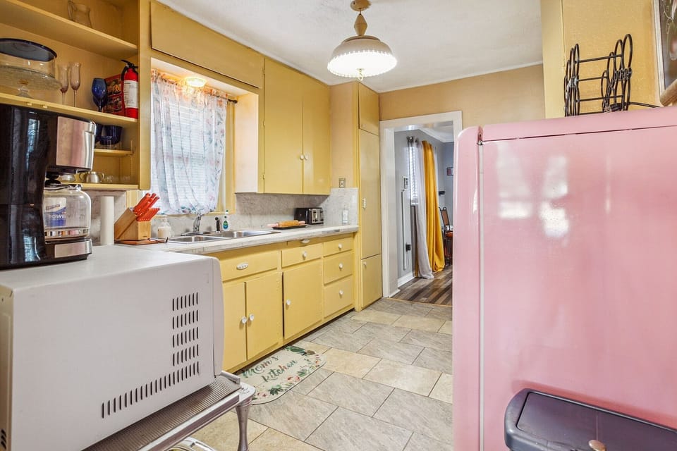 House, 4 Bedrooms | Private kitchen | Fridge, microwave, oven, coffee/tea maker