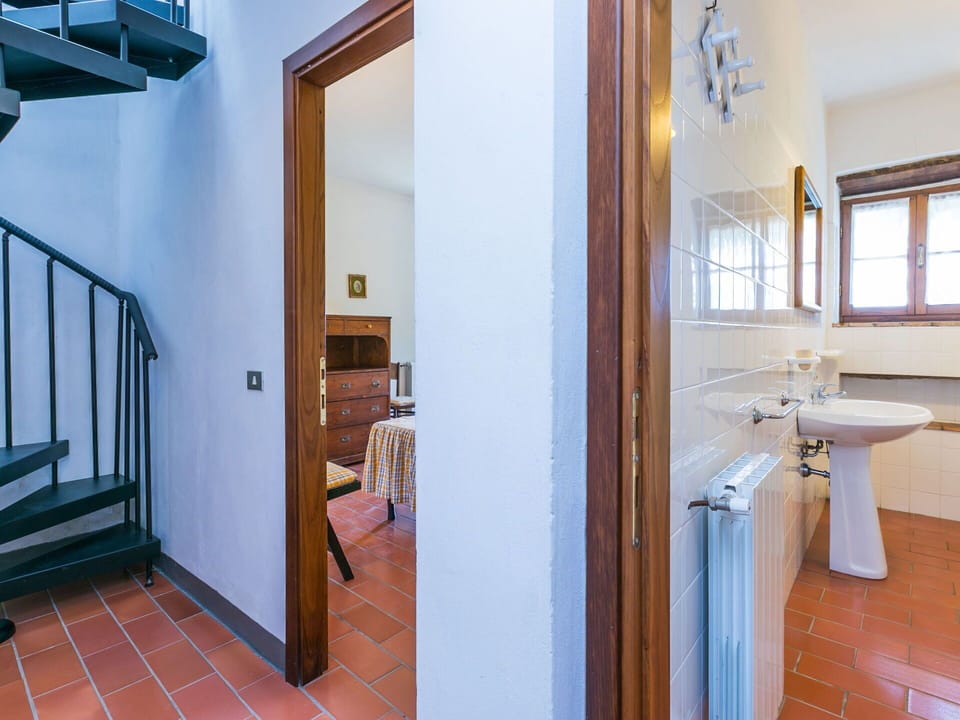 Property, Sink, Wood, Building, Lighting, Interior Design, Plumbing Fixture, Mirror, Tap, Floor
