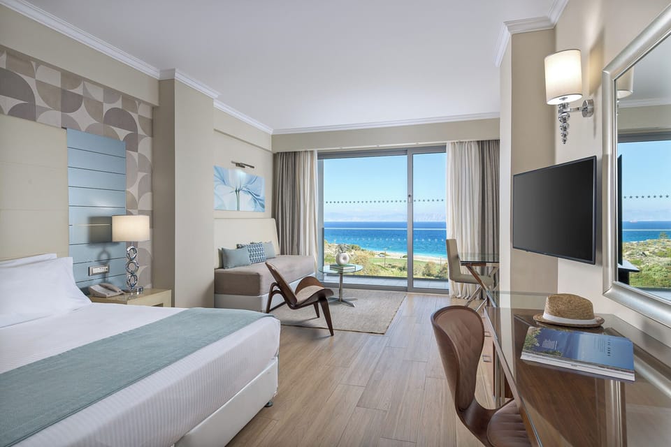 Deluxe Room, Sea View | Minibar, in-room safe, free cribs/infant beds, free WiFi