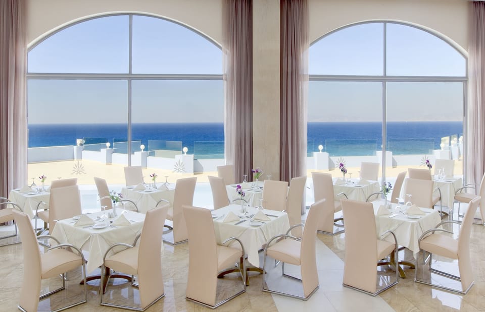 5 restaurants; breakfast and dinner served
