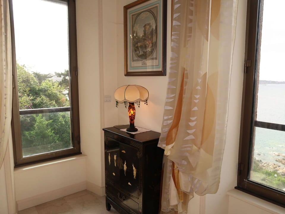 Sky, Plant, Building, Daytime, Property, Window, Tree, Architecture, Urban Design, Leisure