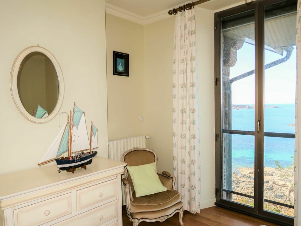 Mirror, Furniture, Property, Cabinetry, Window, Wood, Textile, Drawer, Dresser, Interior Design