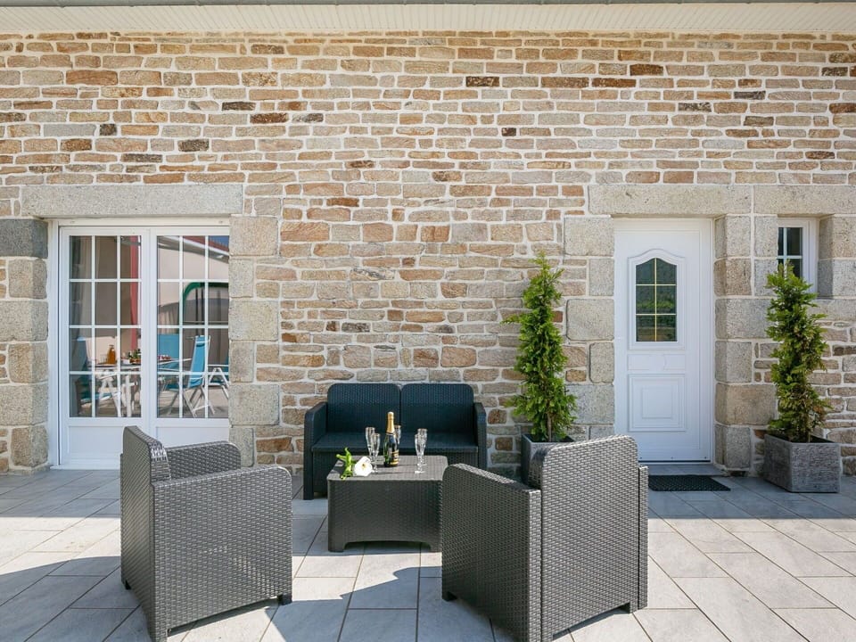 Plant, Property, Building, Furniture, Window, Road Surface, Brickwork, Brick, Interior Design, Houseplant