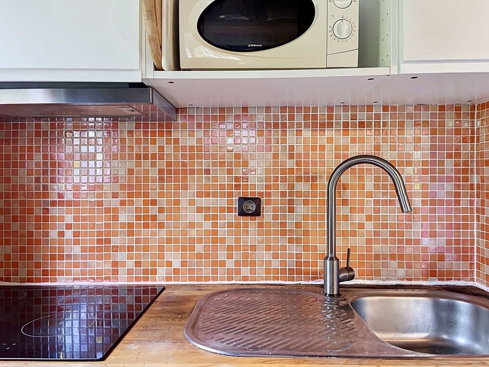Plumbing Fixture, Countertop, Interior Design, Kitchen, Sink, Tap, Kitchen Sink, Flooring, Plumbing, Tile