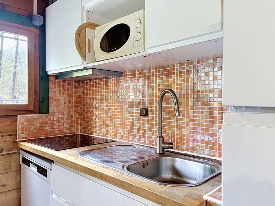Countertop, Kitchen, Plumbing Fixture, Kitchen Appliance, Interior Design, Kitchen Sink, Sink, Flooring, Major Appliance, Tap