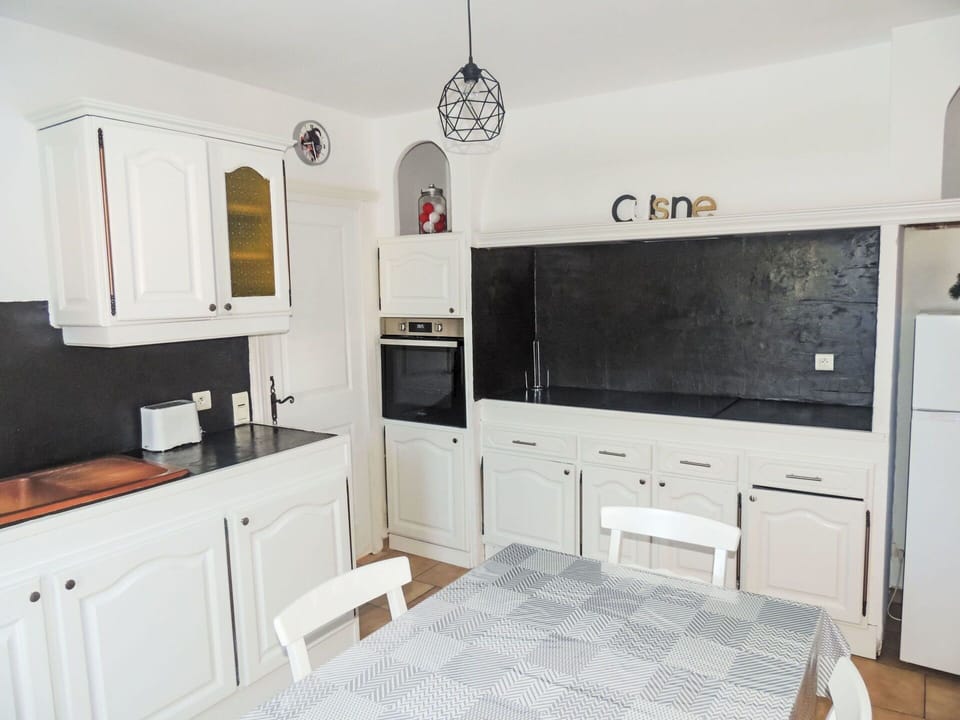 Furniture, Kitchen, Countertop, Flooring, Cabinetry, Wood, Interior Design, Kitchen Appliance, Floor, Ceiling