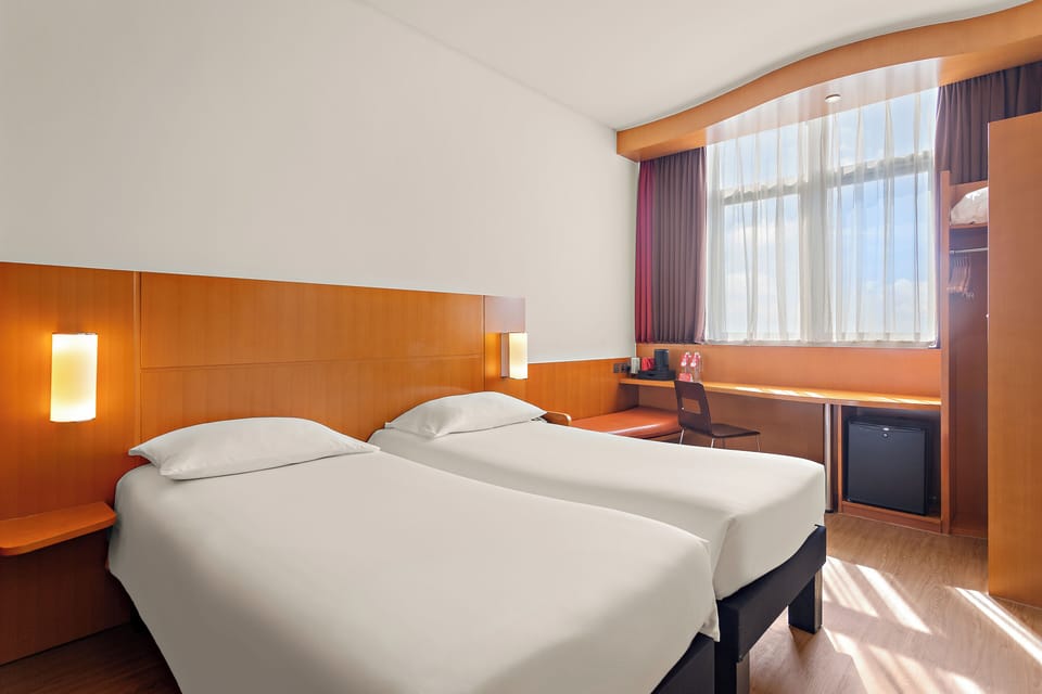 Standard Twin Room, 2 Twin Beds | Desk, blackout drapes, WiFi (free), bed sheets