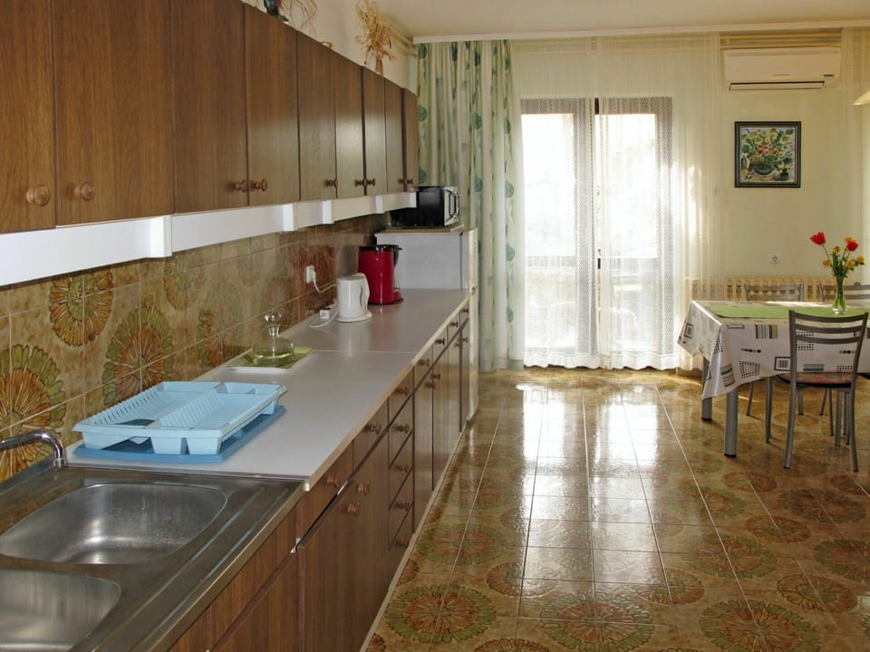Countertop, Room, Property, Floor, Kitchen, Furniture, Building, Cabinetry, Interior Design, House
