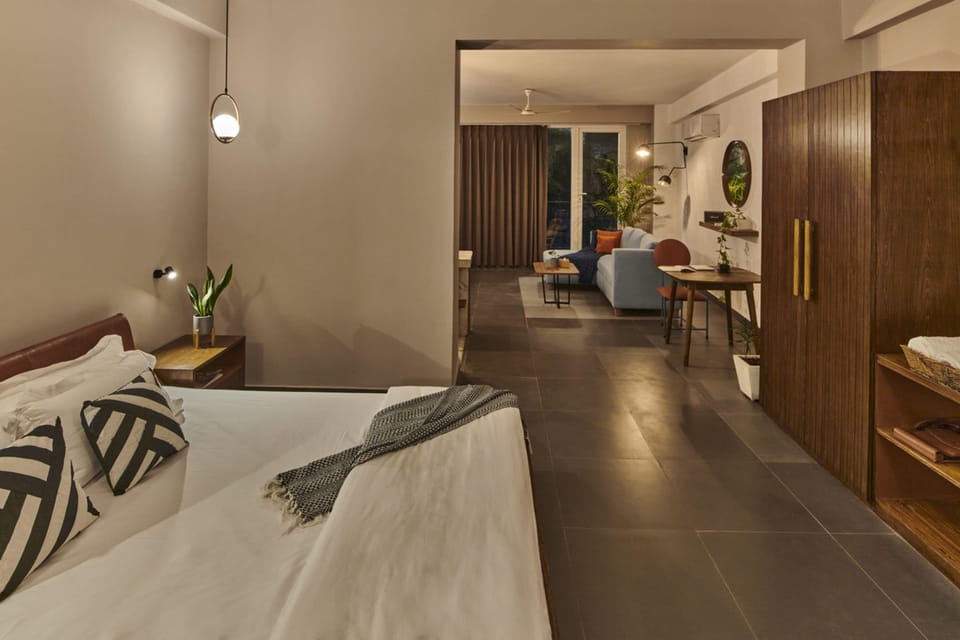 Design Studio, 1 King Bed, Balcony | Premium bedding, memory foam beds, iron/ironing board, WiFi (free)