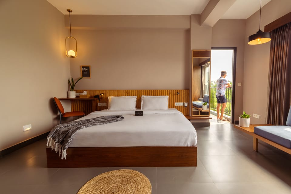 Deluxe Room, 1 King Bed, Balcony | Premium bedding, memory foam beds, iron/ironing board, WiFi (free)