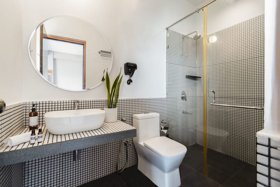 Deluxe Room, 1 King Bed, Balcony | Bathroom | Shower, hair dryer, towels