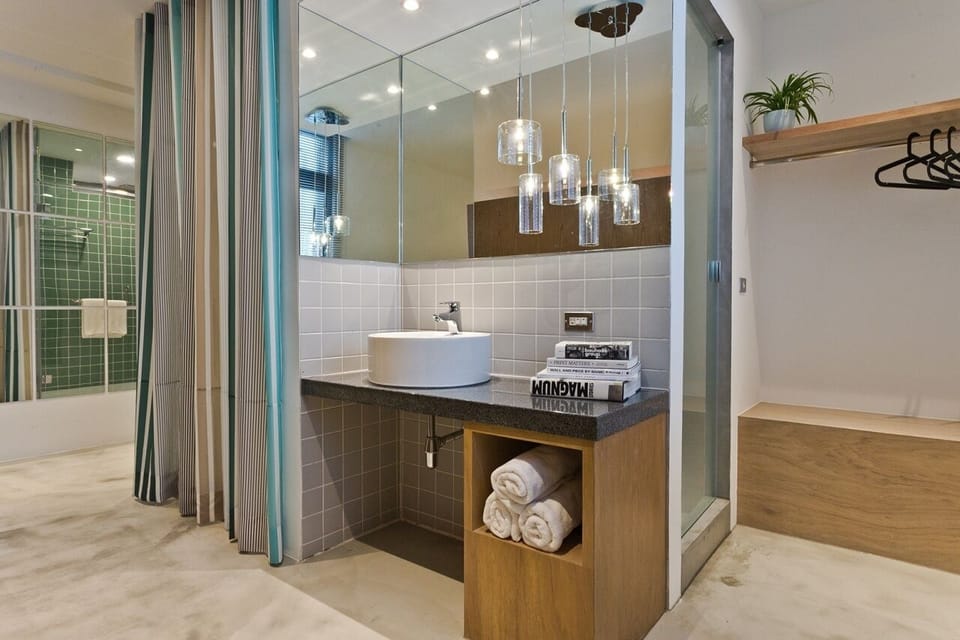 Double Room (401) | Bathroom | Hair dryer, slippers, shampoo, toilet paper