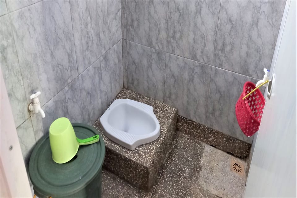 Standard Twin Room | Bathroom | Shower, free toiletries, towels