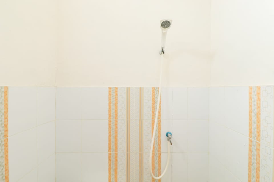 Standard Single Room | Bathroom | Shower, rainfall showerhead, towels