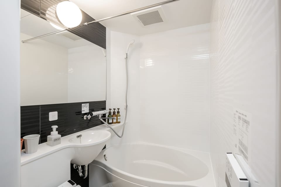 Combined shower/tub, free toiletries, hair dryer, slippers