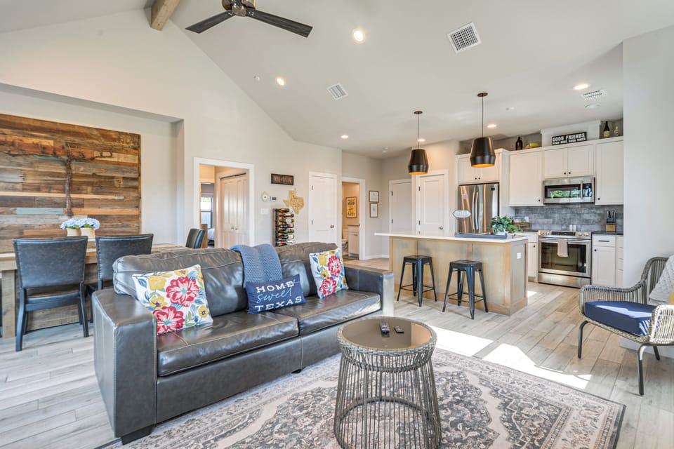 Living Room | Cable TV | Gas Fireplace