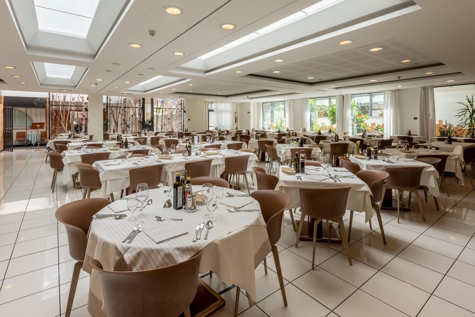 2 restaurants; breakfast, lunch, and dinner served