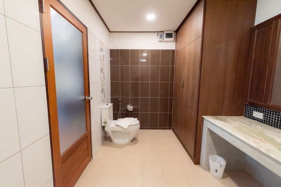 Deluxe Room | Bathroom | Shower, free toiletries, slippers, towels