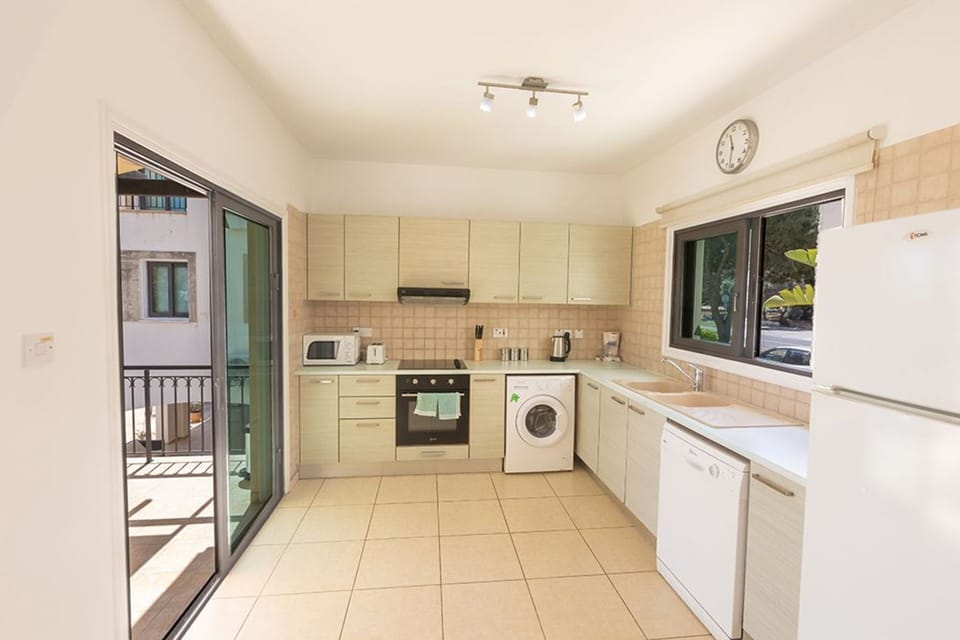 Villa (4 Bedrooms) | Private kitchen | Microwave, oven, stovetop, dishwasher