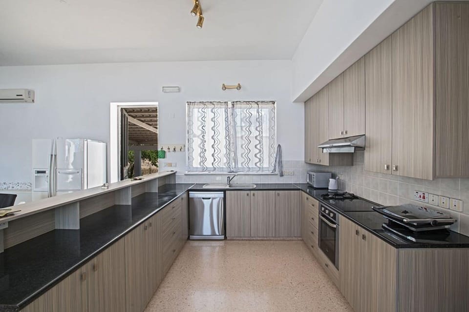 Villa (4 Bedrooms) | Private kitchen | Microwave, oven, stovetop, dishwasher