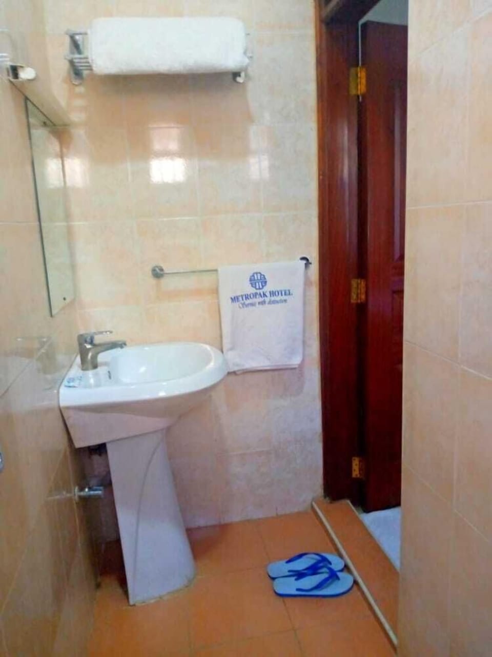 Deluxe Room | Bathroom | Shower, rainfall showerhead, free toiletries, towels
