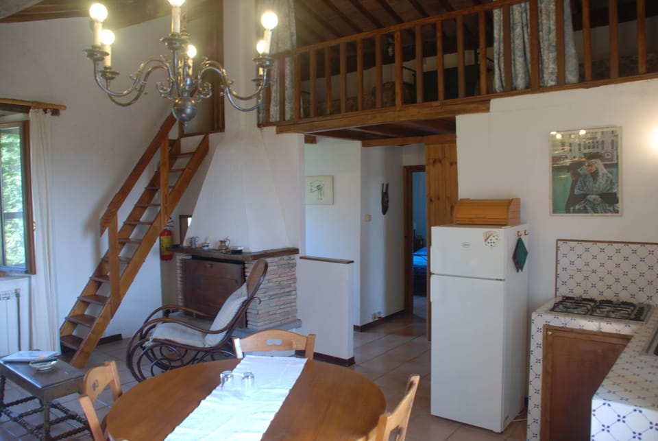 Apartment, 2 Bedrooms, Fireplace, Garden View | Living area