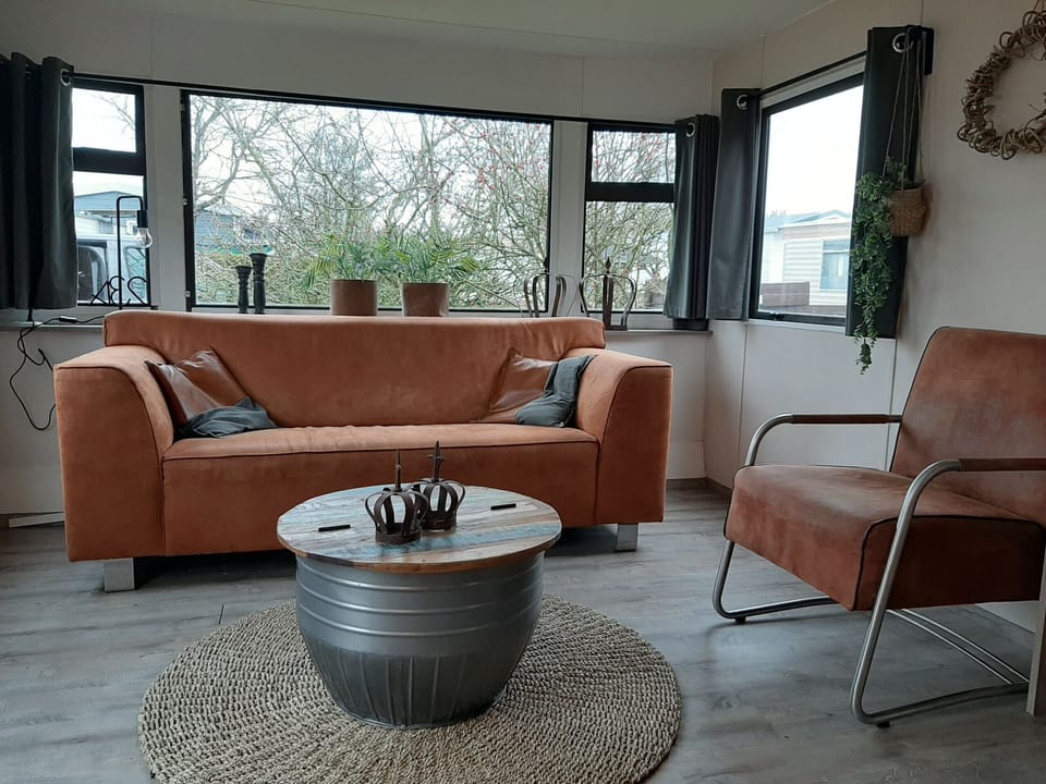 Television, Sofa, Living room - EEZZ