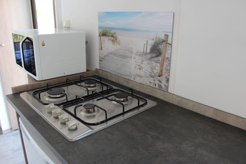 Kitchen, Coffee machine, Fridge and Cooker - EEZZ