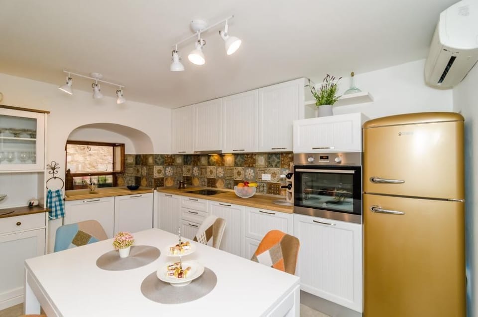 House (Two Bedroom Holiday Home) | Private kitchen | Fridge, microwave, oven, stovetop