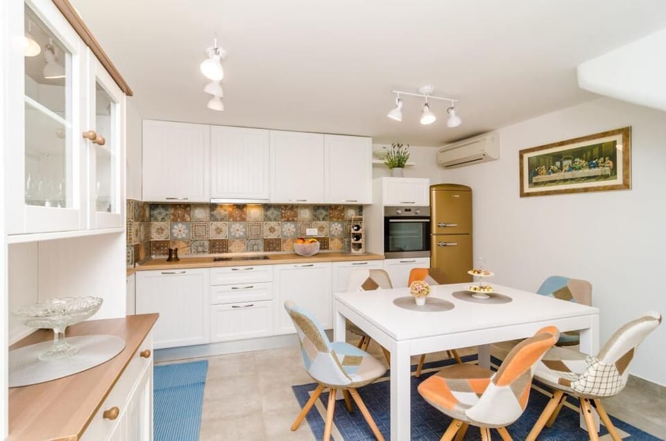 House (Two Bedroom Holiday Home) | Private kitchen | Fridge, microwave, oven, stovetop
