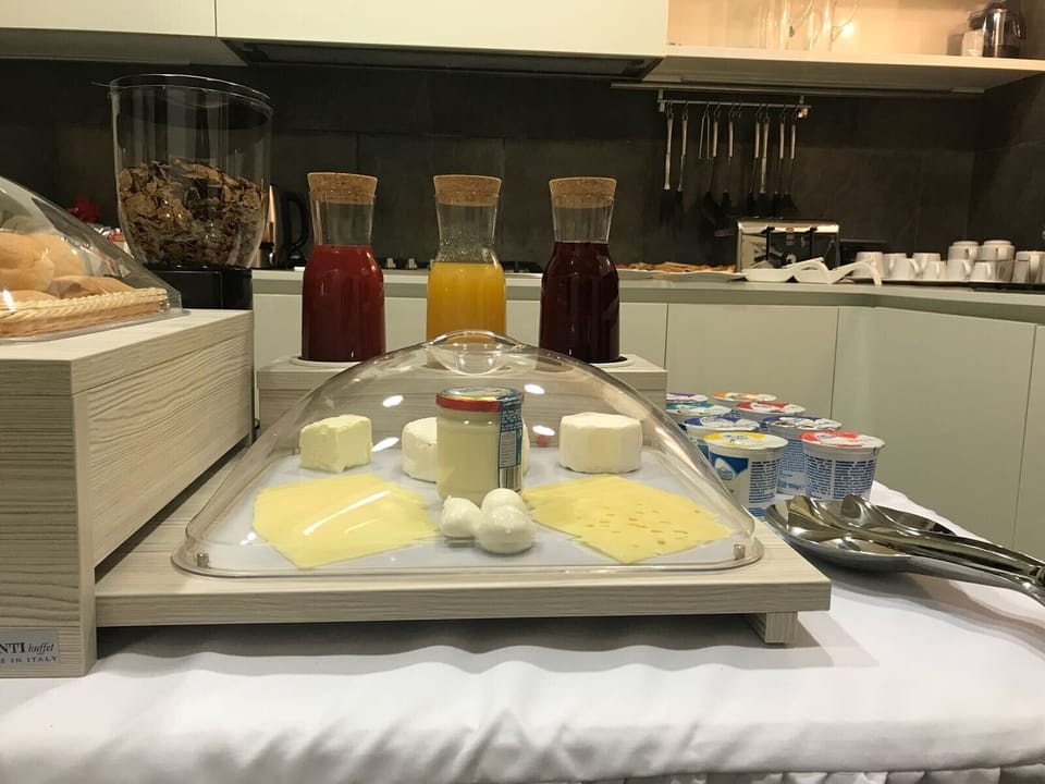 House, 5 Bedrooms, Smoking, Balcony | Private kitchen | Microwave, stovetop, coffee/tea maker, cookware/dishes/utensils