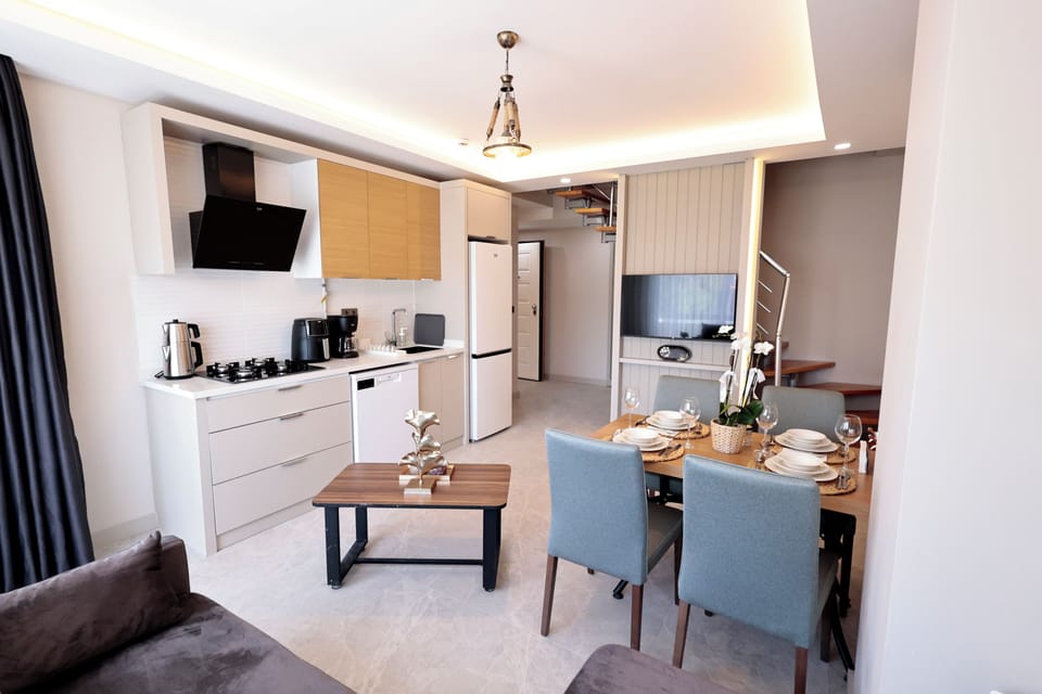 Luxury Duplex, Multiple Bedrooms, Jetted Tub, Mountain View | Egyptian cotton sheets, premium bedding, down comforters, in-room safe