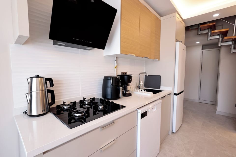 Luxury Duplex, Multiple Bedrooms, Jetted Tub, Mountain View | Private kitchen | Full-size fridge, microwave, oven, stovetop