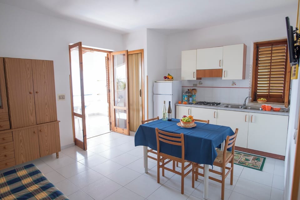 Apartment, 1 Bedroom, Smoking, Balcony | Dining
