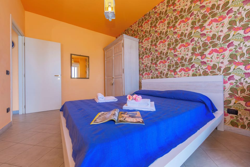 1 bedroom, bed sheets