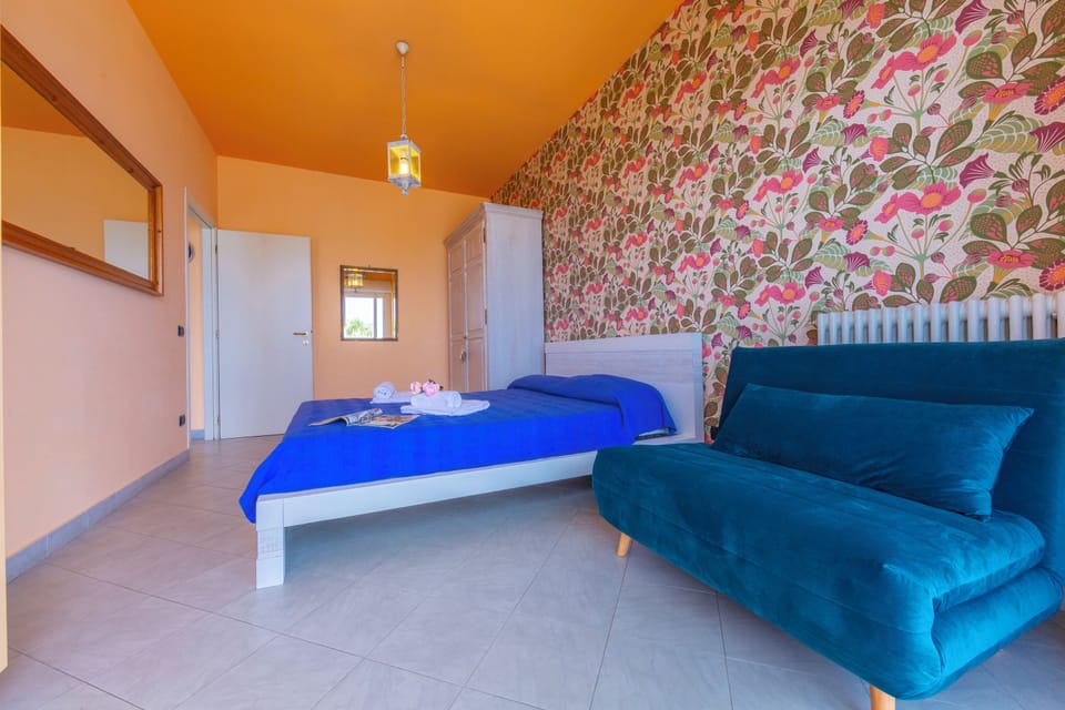 Family Apartment, Multiple Bedrooms, Sea Facing (Laigueglia Beach) | 1 bedroom, bed sheets