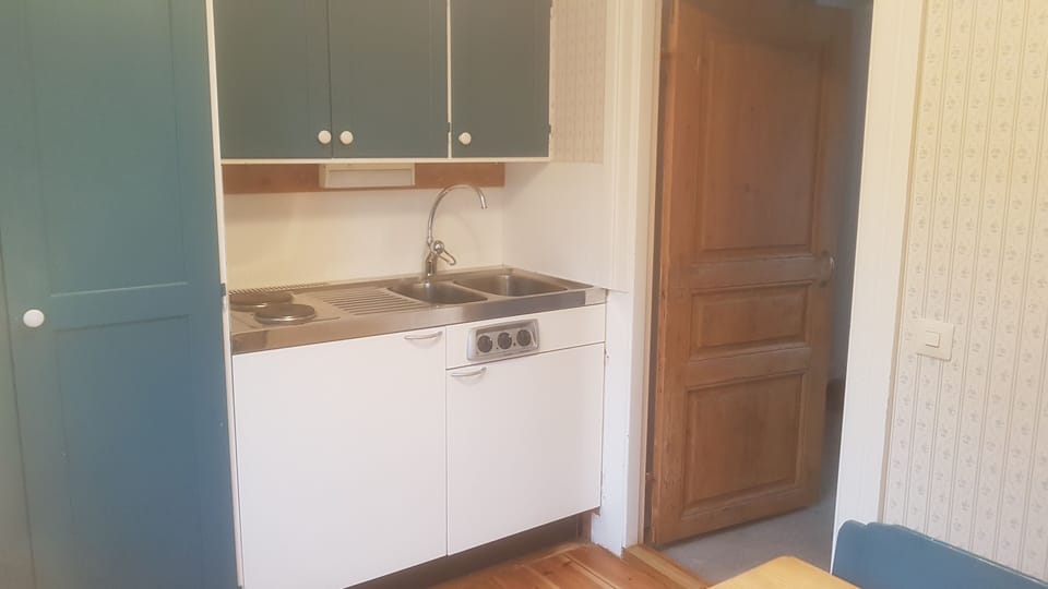 Two Beds Cabin - 2 Twin Beds | Private kitchen | Mini-fridge, stovetop, cookware/dishes/utensils