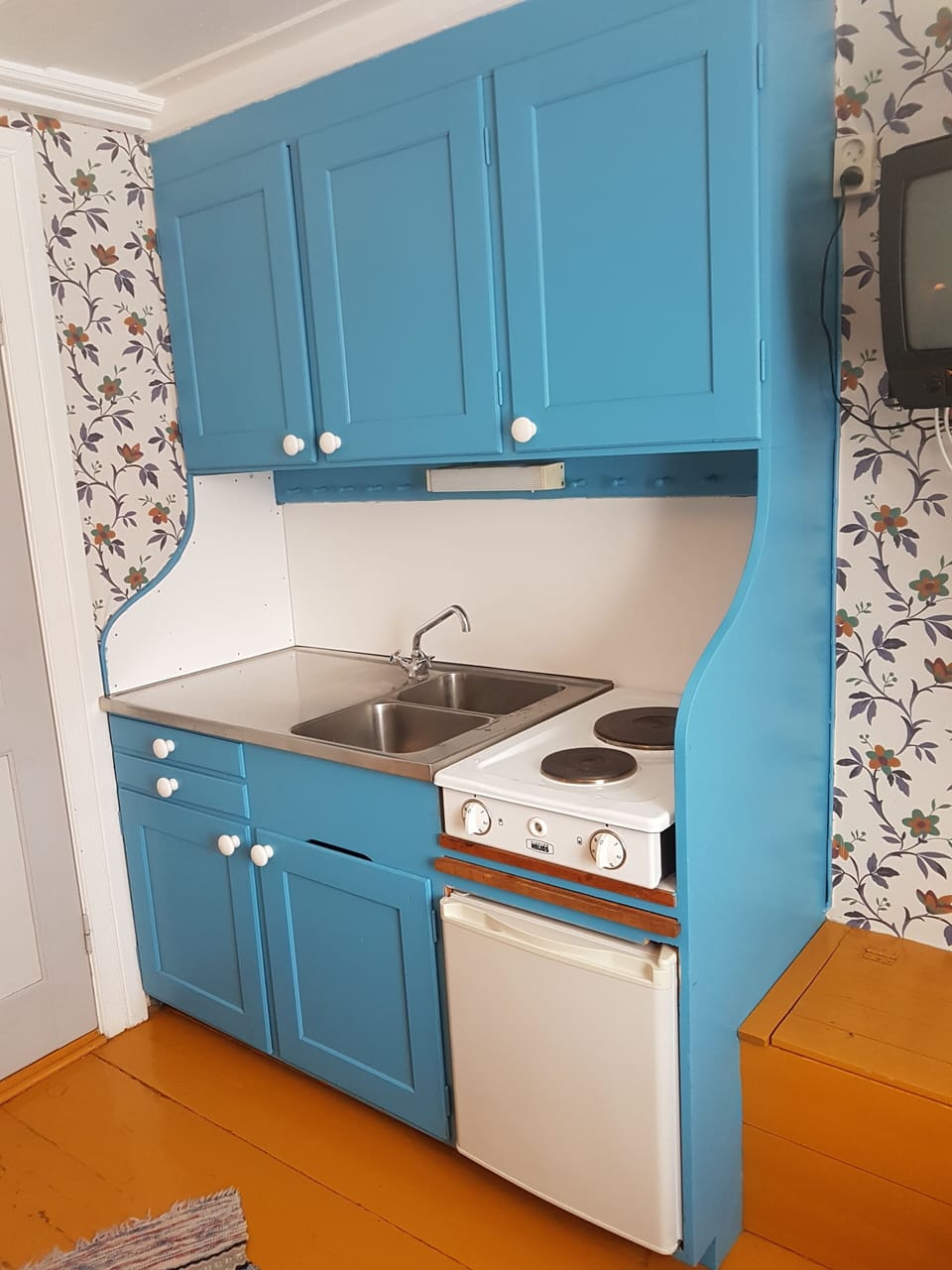 One Bed Cabin | Private kitchenette | Mini-fridge, stovetop, cookware/dishes/utensils