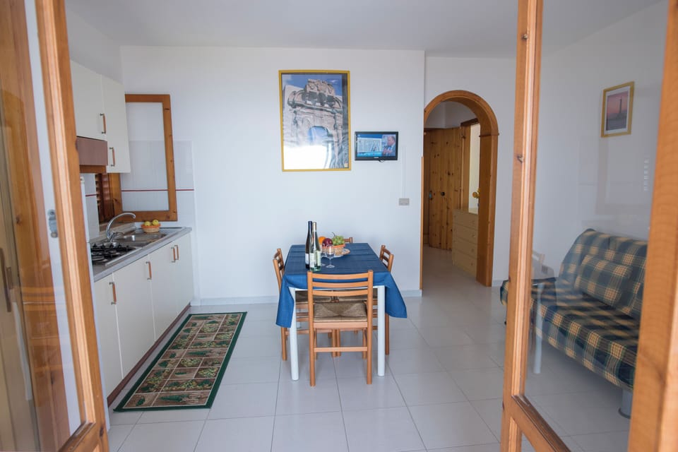 Apartment, 1 Bedroom, Smoking, Balcony | Dining room