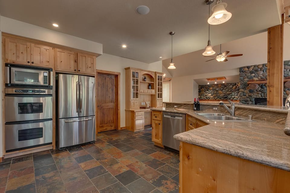 - Kitchen with stainless steel appliances  
- Granite countertops and wood cabinets  
- Ideal for family cooking together