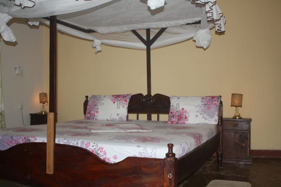 Bungalow, 2 Bedrooms | 2 bedrooms, desk, free WiFi, bed sheets