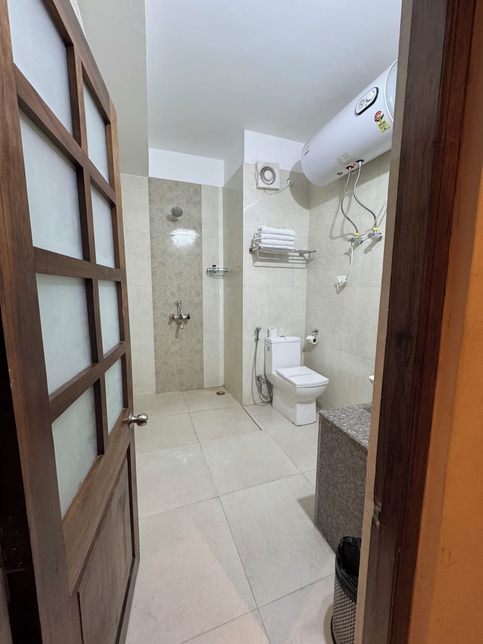 Executive Room | Bathroom | Shower, free toiletries, towels