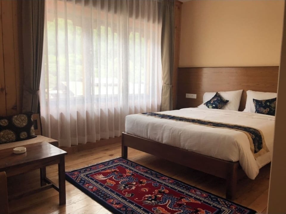 Deluxe Room | Desk, rollaway beds (surcharge), WiFi (free), individually furnished