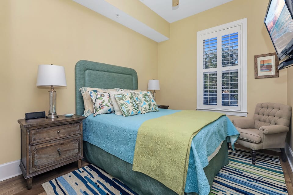Queen bedroom with ensuite bathroom
